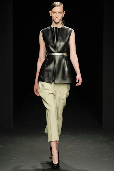 Look 16